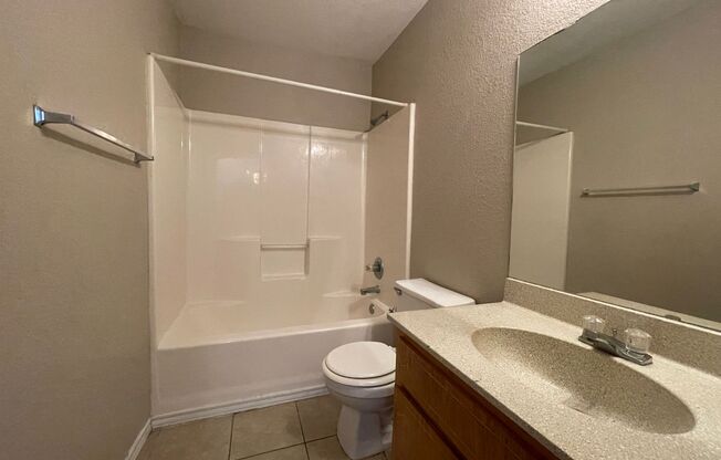 3 beds, 2 baths, 1,172 sqft, $895, Unit Unit D