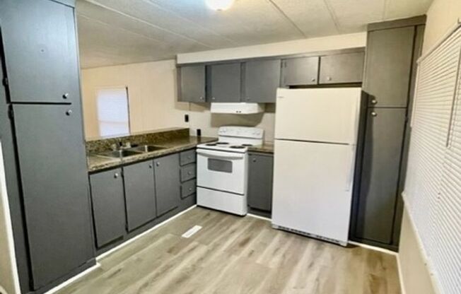 Adorable 2 bedroom 1 bath Moble Home located it Dallas