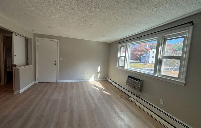 3 beds, 1 bath, $2,600, Unit 3