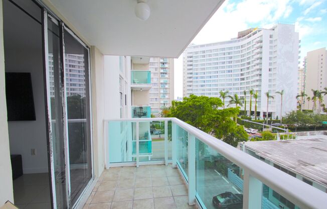 Spacious 1-Bedroom Condo at 1035 West Avenue with Access to Luxury Bayfront Amenities