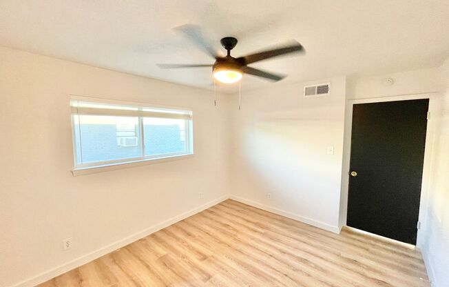 2 beds, 1 bath, 950 sqft, $1,299, Unit Live Oak 201 > CM