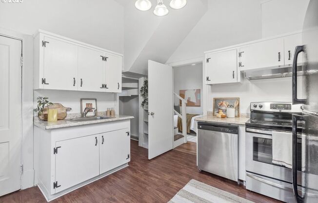 2Bd/1Ba + Bonus Room Located in the Popular NW District of Nob Hill and Slabtown. Walking Distance to Shopping and Restaurants!!!