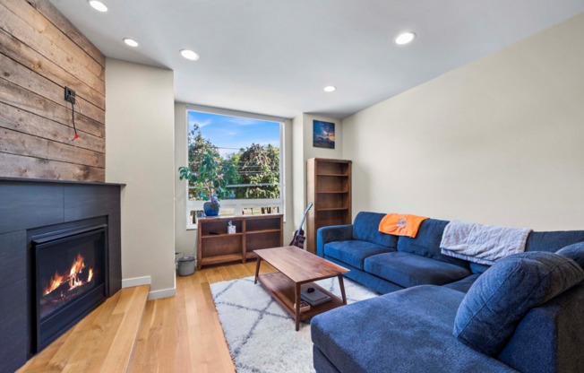 Three-Bedroom Townhouse on Queen Anne!!!!