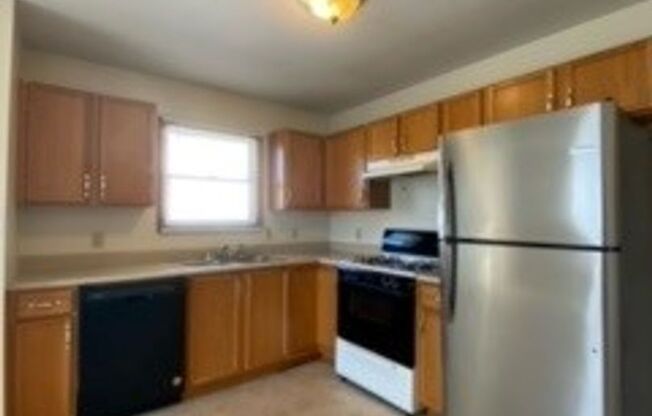 2 beds, 1 bath, $895, Unit APT. 3