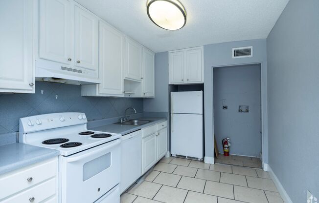 2 beds, 2 baths, 960 sqft, $1,350, Unit N6913C (2X2)