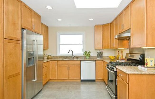 Ashbury Heights: Bright, Remodeled & Unfurnished Top Floor Condo w/ Sweeping Views, Garden & Compact Parking