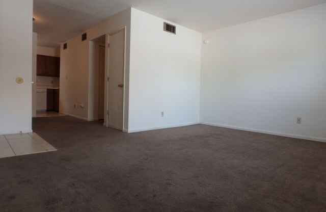 2 beds, 1.5 baths, $995, Unit 4