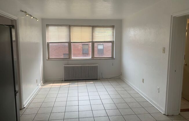 3 beds, 1 bath, 800 sqft, $2,275, Unit 406D