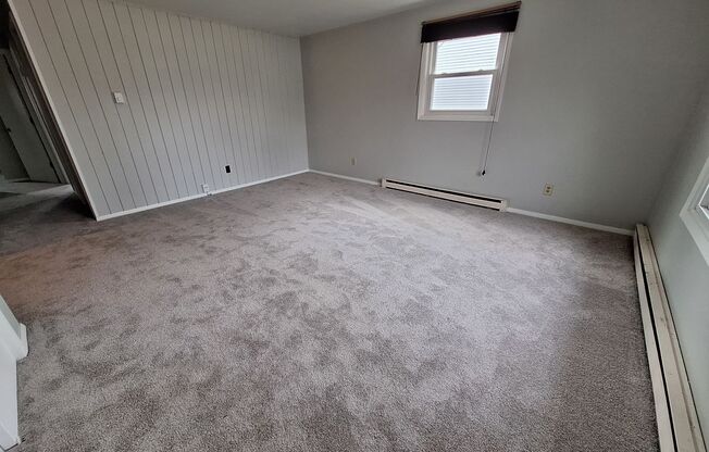 2 beds, 1 bath, $1,295, Unit 694 S. Olson Ave.