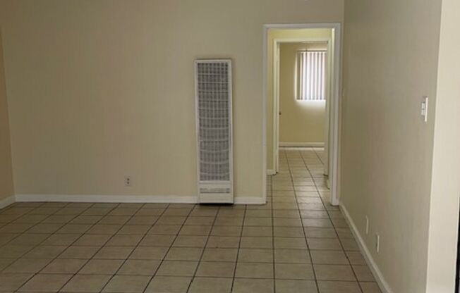 Downstairs 2 Bedroom 1 Bath in Long Beach
