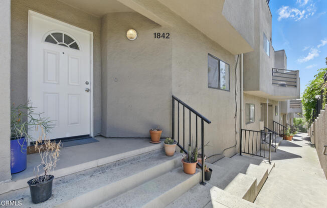 1842 N ALVARADO ST