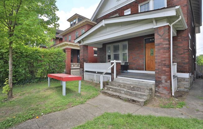 GREAT CENTRAL OSU LOCATION - Ridiculously Nice back deck and off-street parking for everyone