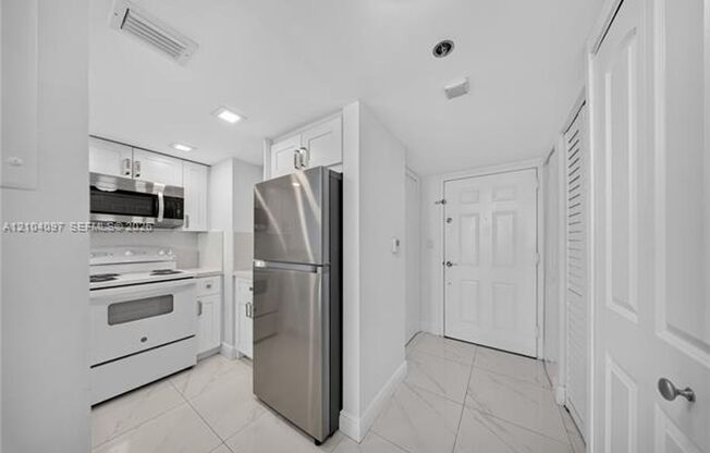 1 bed, 1.5 baths, $3,100, Unit # 916