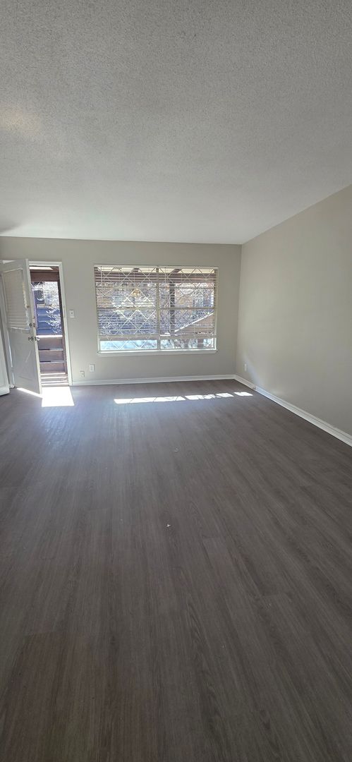 2 beds, 2 baths, 925 sqft, $1,100, Unit 216