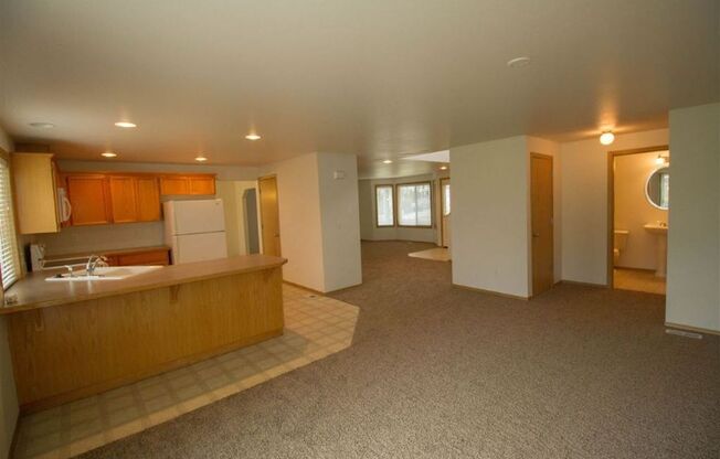 Large Corner Lot 4BR, 2.5BA Cheney Home In Big Sky #1454