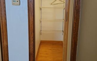 2 beds, 1 bath, 800 sqft, $1,095, Unit #3R