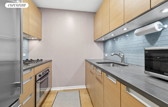 310 W 52 ST