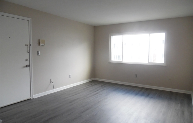 2 beds, 1 bath, 724 sqft, $1,800, Unit 21C