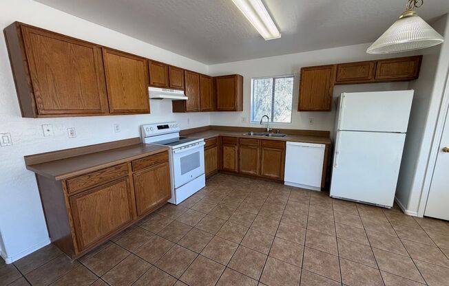 Beautiful 4 Bedroom Home for Rent in Goodyear! **NEW CARPET & NEW PAINT**