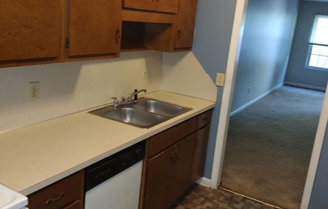 2 beds, 1 bath, $700, Unit 3