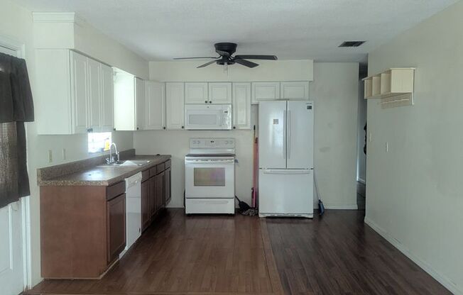 Great family home with swimming pool and great location in Eustis