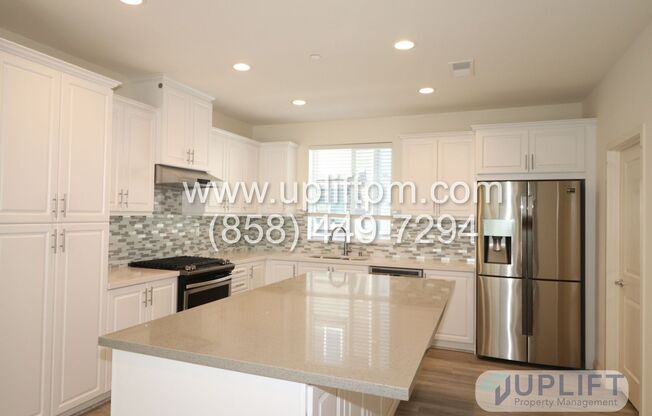 3 Bedroom, 3.5 bathroom Three story Luxury designed townhome in Escondido