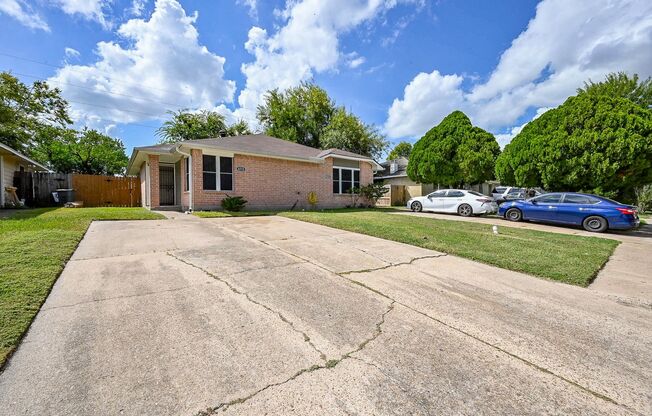 Charming 2 beds/2 baths duplex with private yard off Bammel North Houston. .