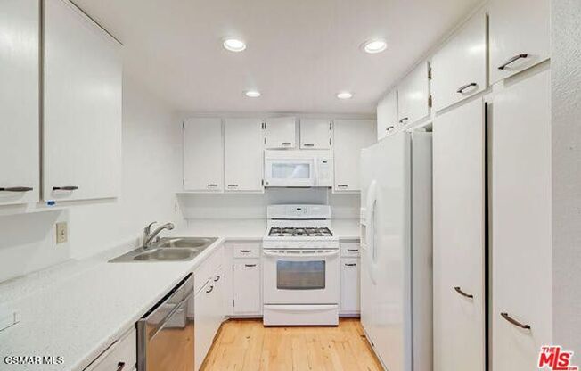 Welcome to this charming 1 bedroom+1 bathroom