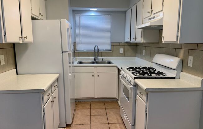 2 beds, 1 bath, 726 sqft, $1,150, Unit 2