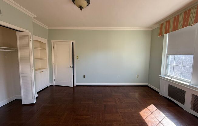 3 beds, 2 baths, 1,952 sqft, $3,200, Unit Royal York 916