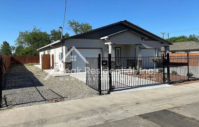 A Beautiful Sacramento 2bd/2ba Duplex with 1 Car Garage!