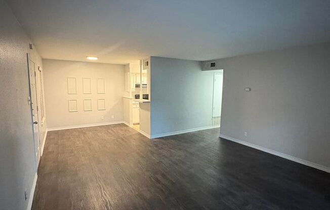 2 beds, 1 bath, 925 sqft, $999, Unit 03-0303