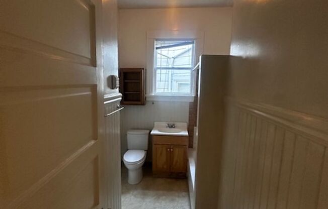 3 beds, 1 bath, $4,595, Unit 22