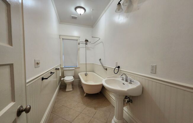 2 beds, 1.5 baths, $2,600, Unit #A