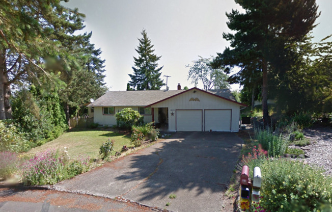 Spacious 4 bedroom 2 bath Home in North Albany!