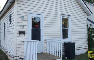 Lovely 2/1 small house for rent!!