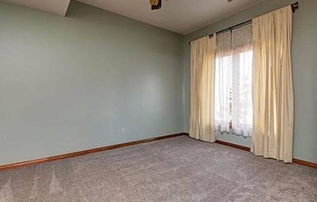 Executive 4 Bedroom 3.5 Bath 3+ Car Garage - Great South Springfield Location!
