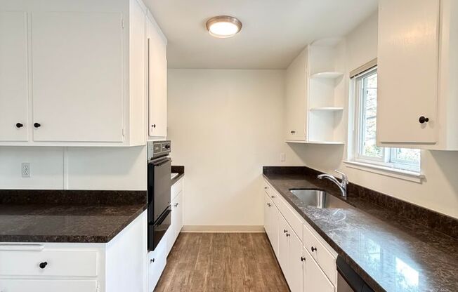 2 beds, 1 bath, $2,600, Unit 2053 Central Ave C (LO)