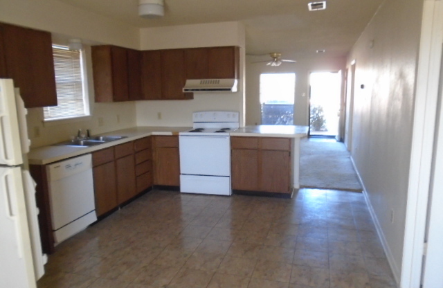 2 beds, 1 bath, $995