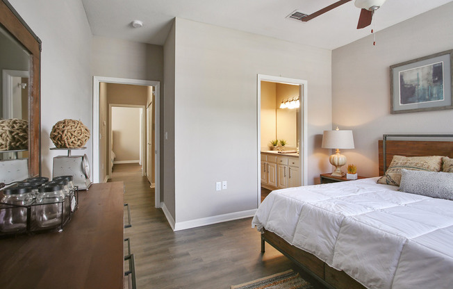 ROOMY BEDROOM IN SAVANNAH, GEORGIA