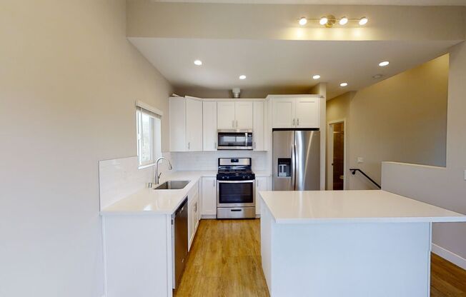 4BD/2BA w Large Deck!