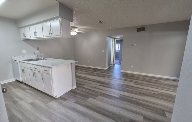 2 beds, 1 bath, 920 sqft, $1,800, Unit 17