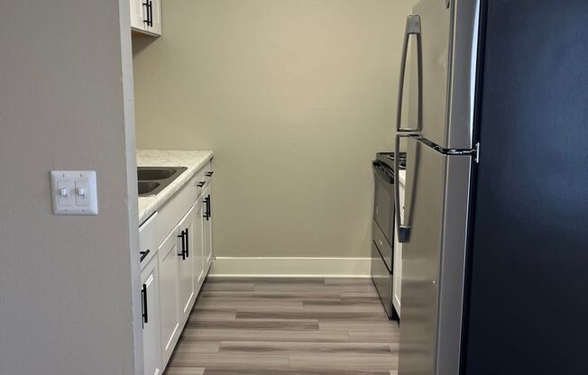 2 beds, 1 bath, 896 sqft, $1,995, Unit 096