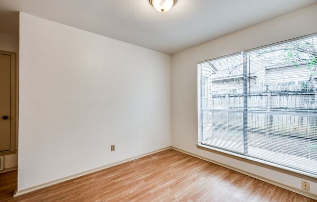 2Bed / 2Bath Duplex • Kitchen Appliances Included • Great Arlington Location