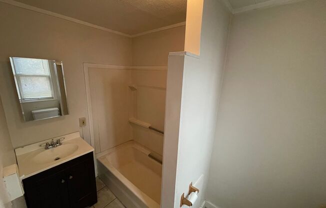 2 beds, 1 bath, $1,450, Unit 1st Floor