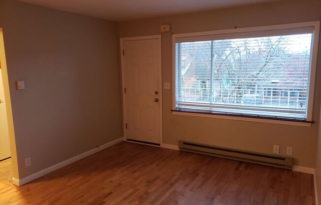 Fremont - Small Building - 1BR Top Floor Corner Unit - Clean!