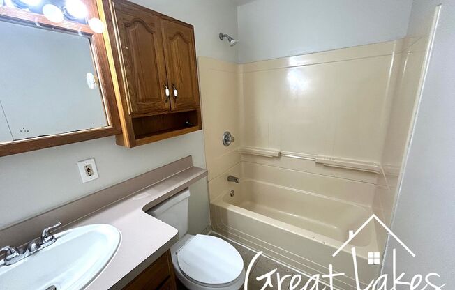 2 beds, 1 bath, $1,050