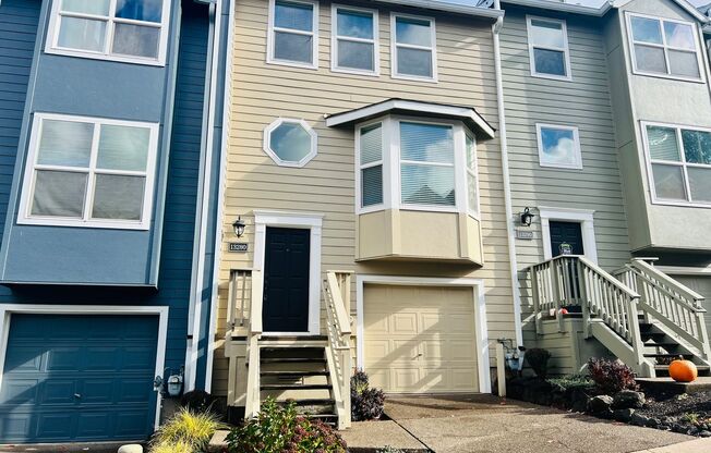 *Holiday Special: $500 OFF First Full Month's Rent!* Beautifully Updated Townhouse with New Carpet and Fresh Paint