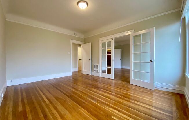 Spacious, Renovated, TOP Floor 1BR. DISHWASHER! LAUNDRY ON-SITE!