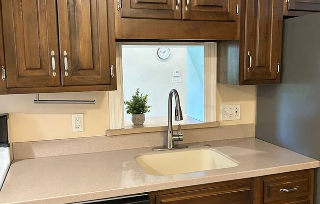 Spacious Colonial For Rent in Lyndhurst